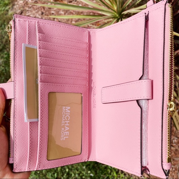 SALE‼️‼️ Michael Kors Phone Wristlet - Picture 8 of 8